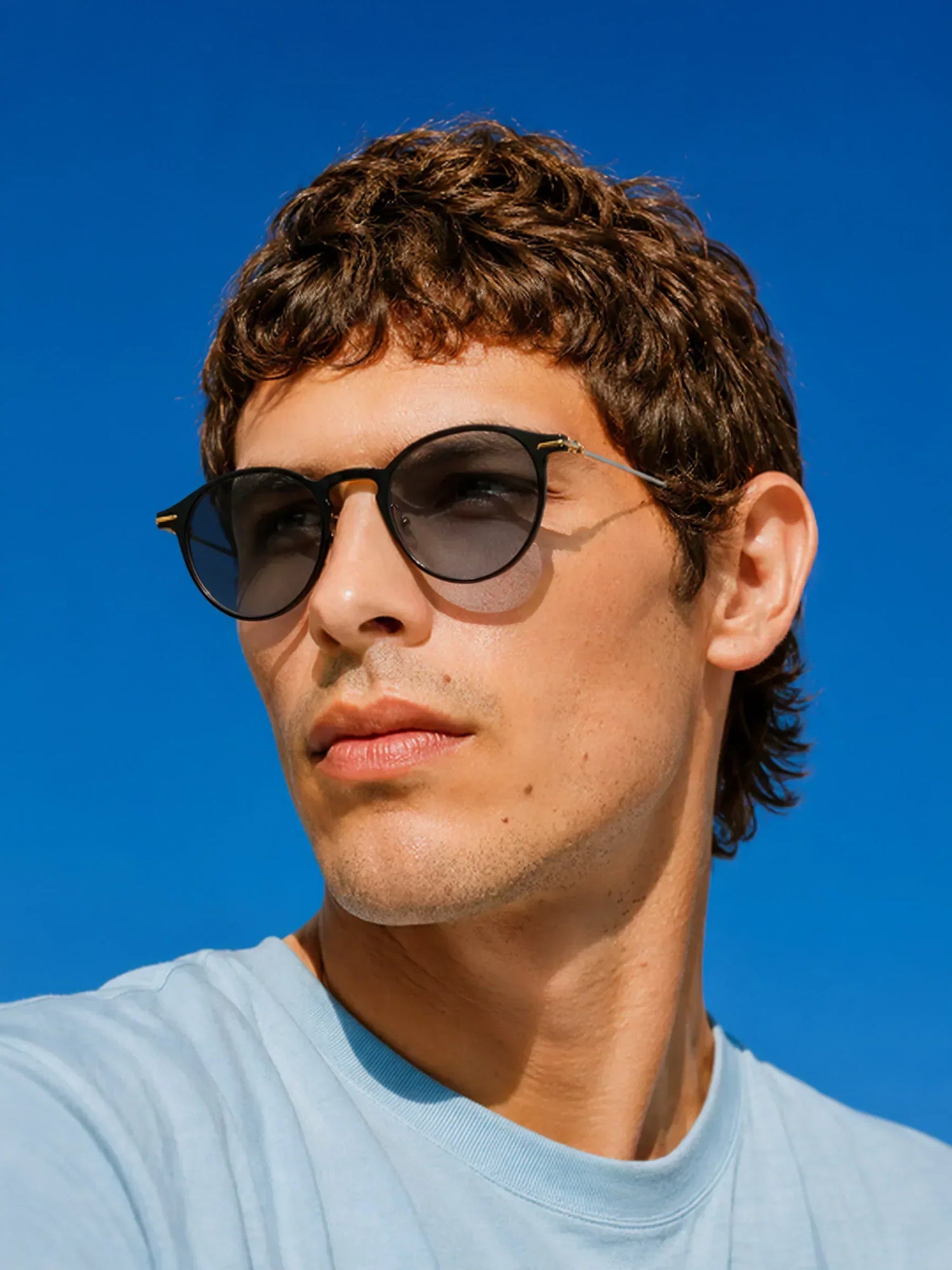 Selbsttönende Visiloox Brille mit Sehstärke und abgedunkelten Gläsern bei Sonne
