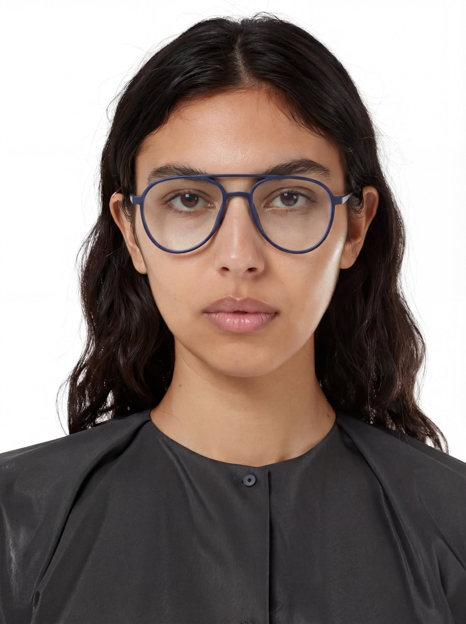 Dame trägt Aviator Brille Lund aus TR90 und Metall in Blau