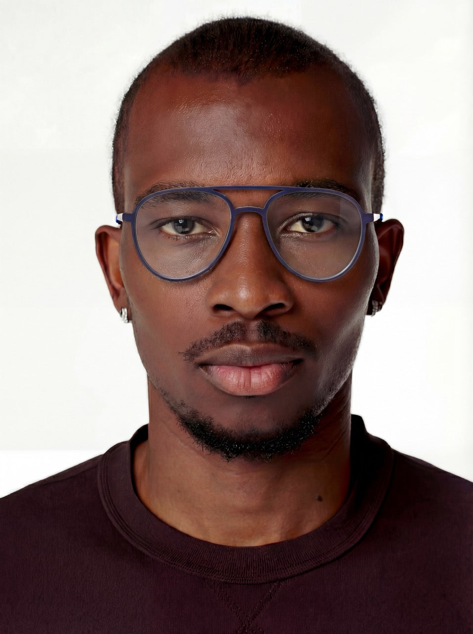 Mann trägt Aviator Brille Lund aus TR90 und Metall in Blau