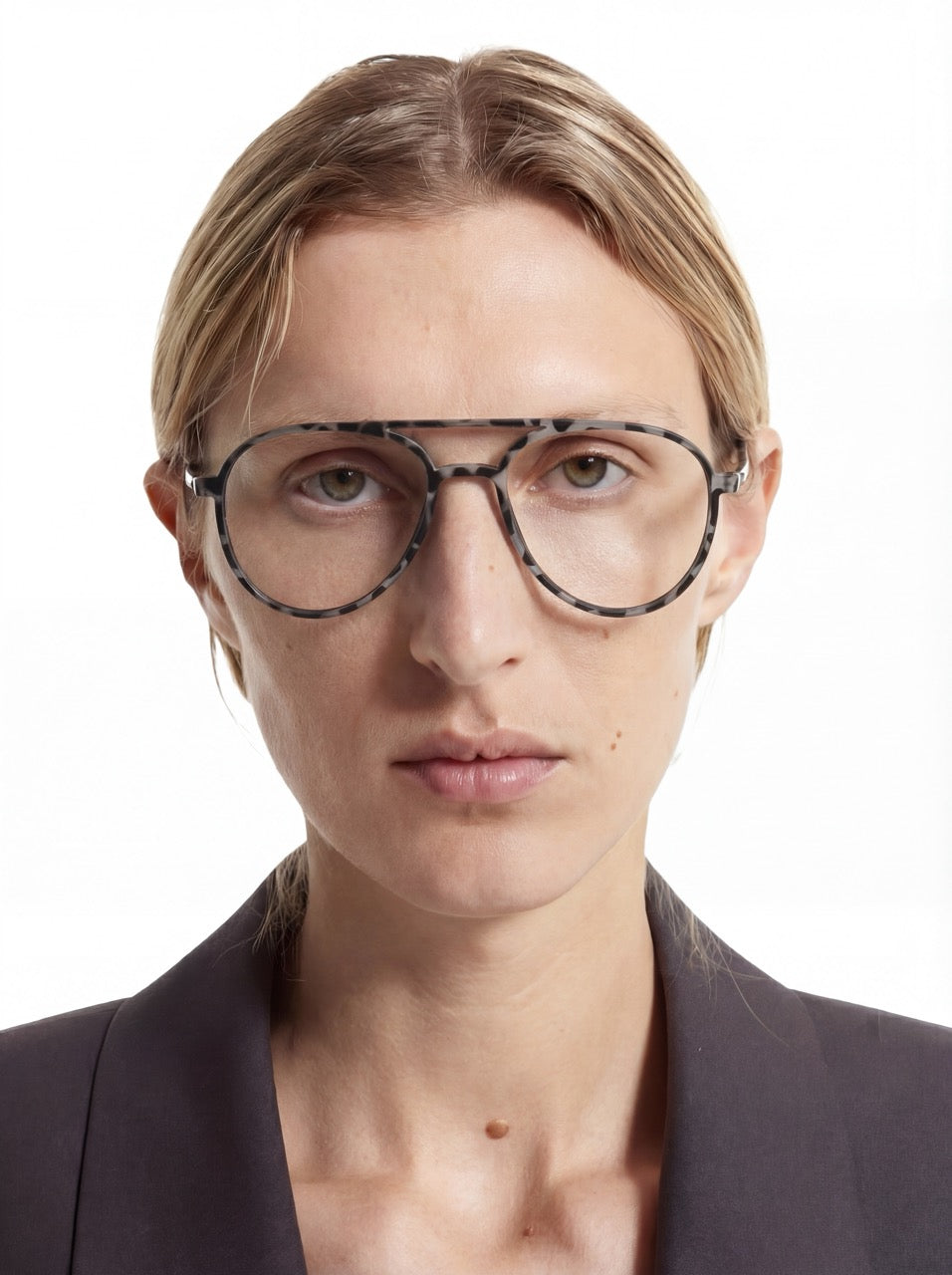 Dame trägt Aviator Brille Lund aus TR90 und Metall in Grau Havana