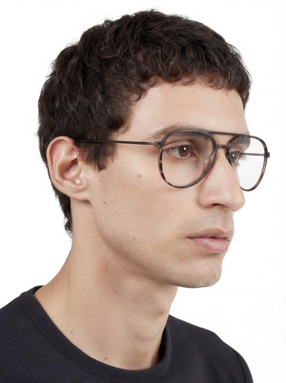 Mann trägt Aviator Brille Lund aus TR90 und Metall in Grau Havana, Seitenansicht im Profil