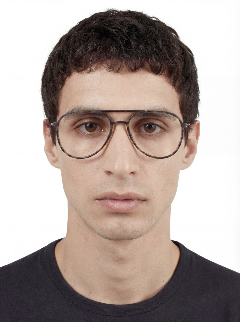 Mann trägt Aviator Brille Lund aus TR90 und Metall in Grau Havana