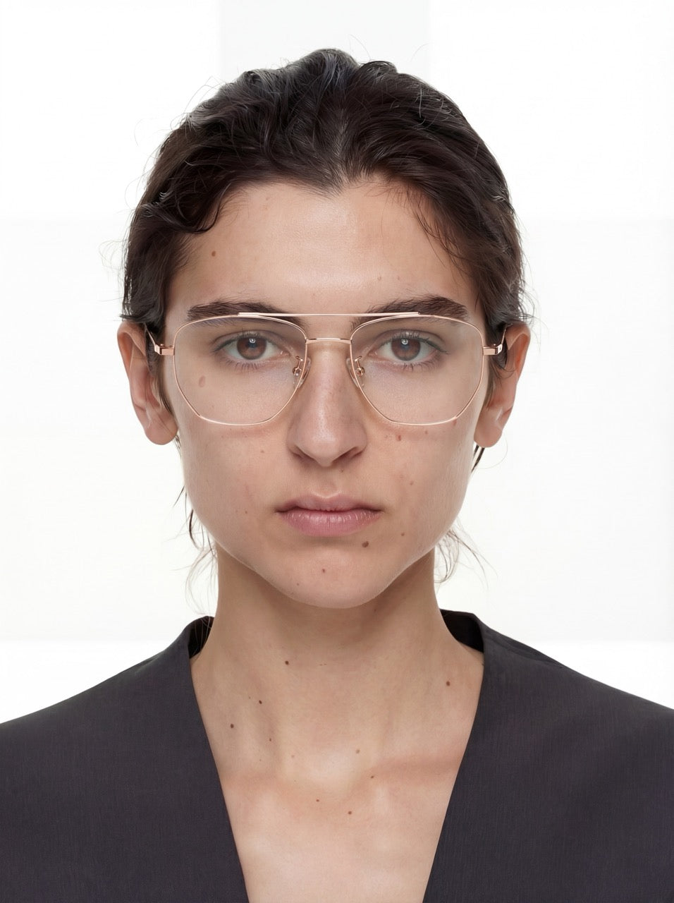 Dame trägt Aviator Brille Rotterdam aus Titanium in Rose Gold