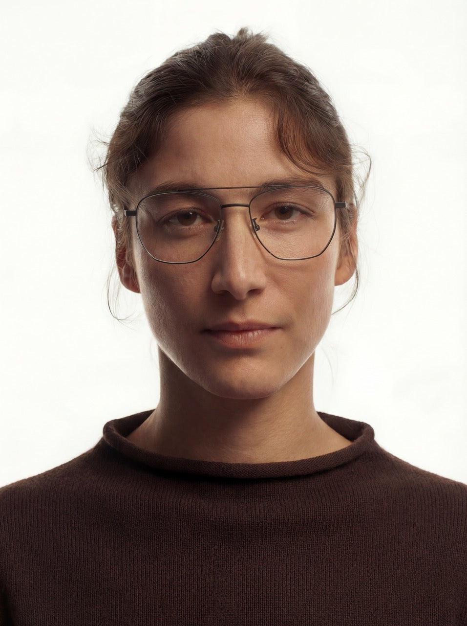 Dame trägt Aviator Brille Rotterdam aus Titanium in Schwarz