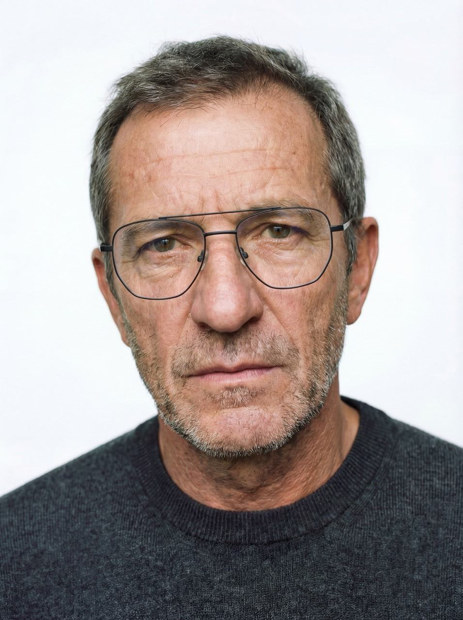 Älterer Mann trägt Aviator Brille Rotterdam aus Titanium in Schwarz