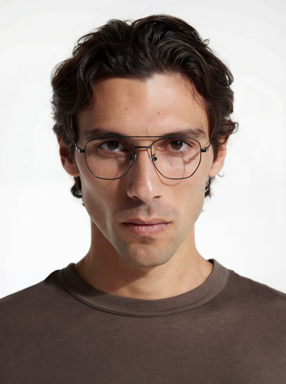 Junger Mann trägt Aviator Brille Rotterdam aus Titanium in Schwarz