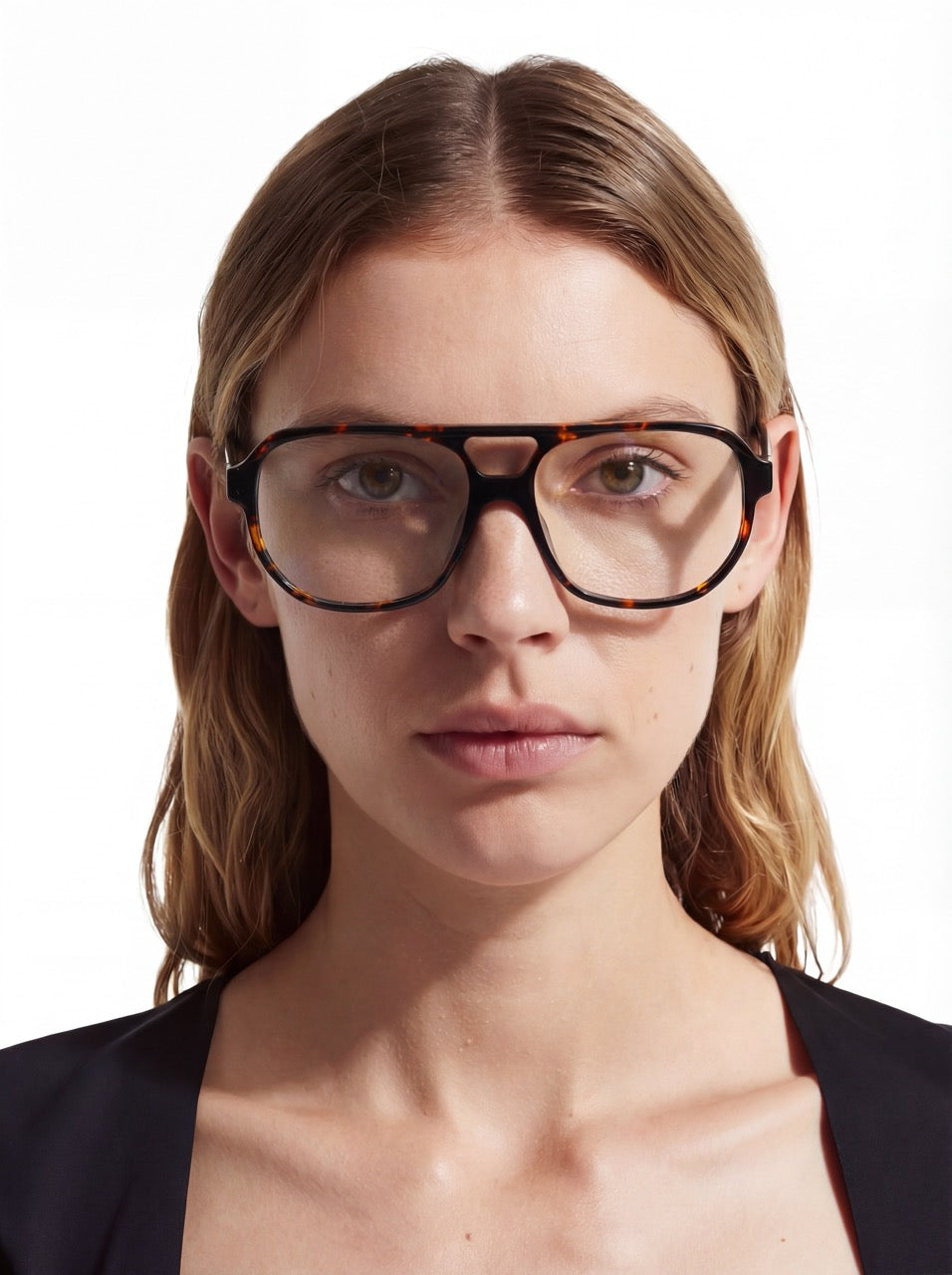 Dame trägt Aviator Brille Verona in Havana