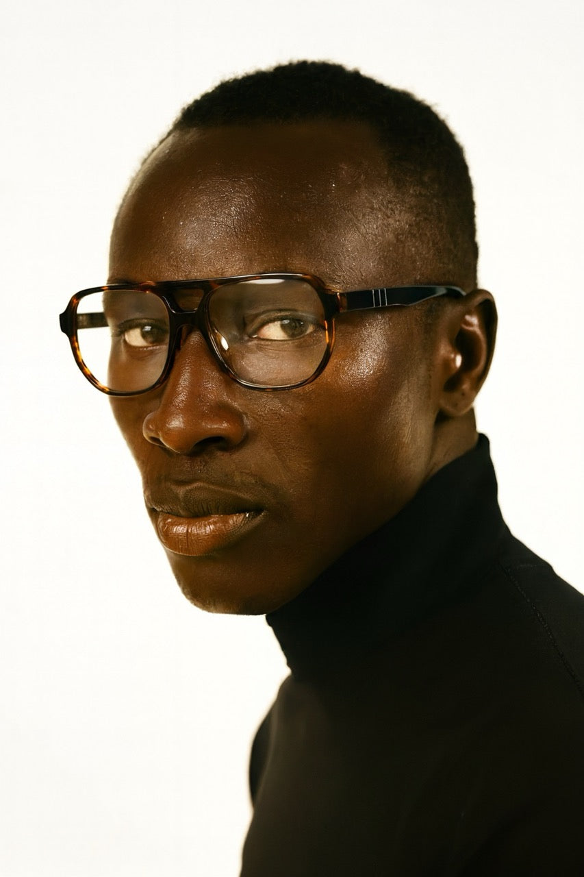 Herr trägt Aviator Brille Verona in Havana, Seitenansicht im Profil