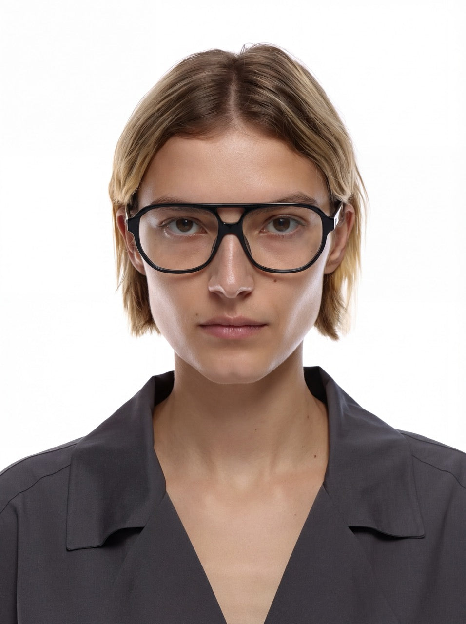 Dame trägt Aviator Brille Verona in Schwarz
