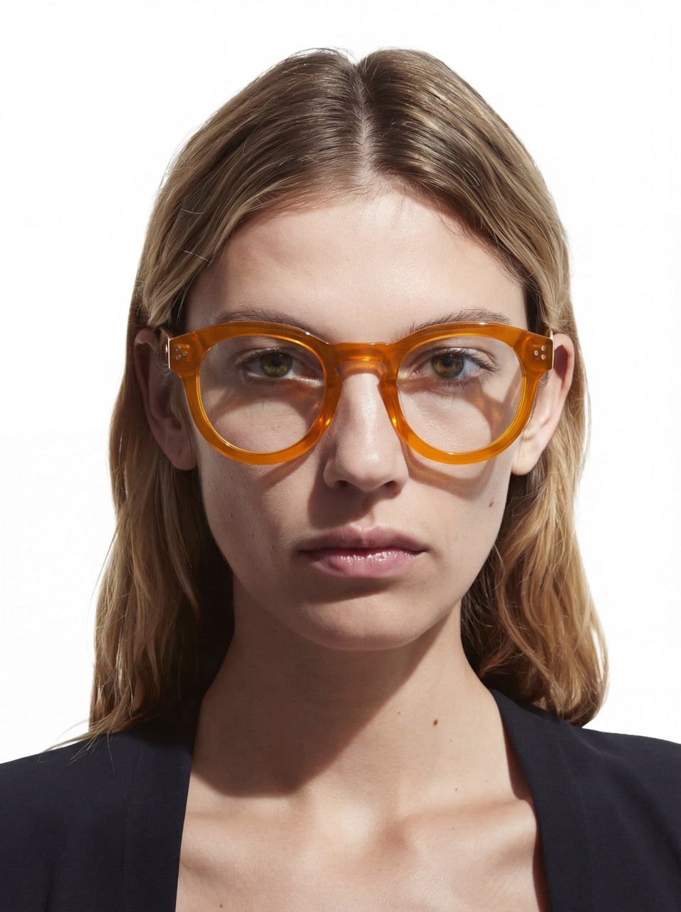 Dame trägt Bold Panto Brille Vilnius aus Acetat in Gelb