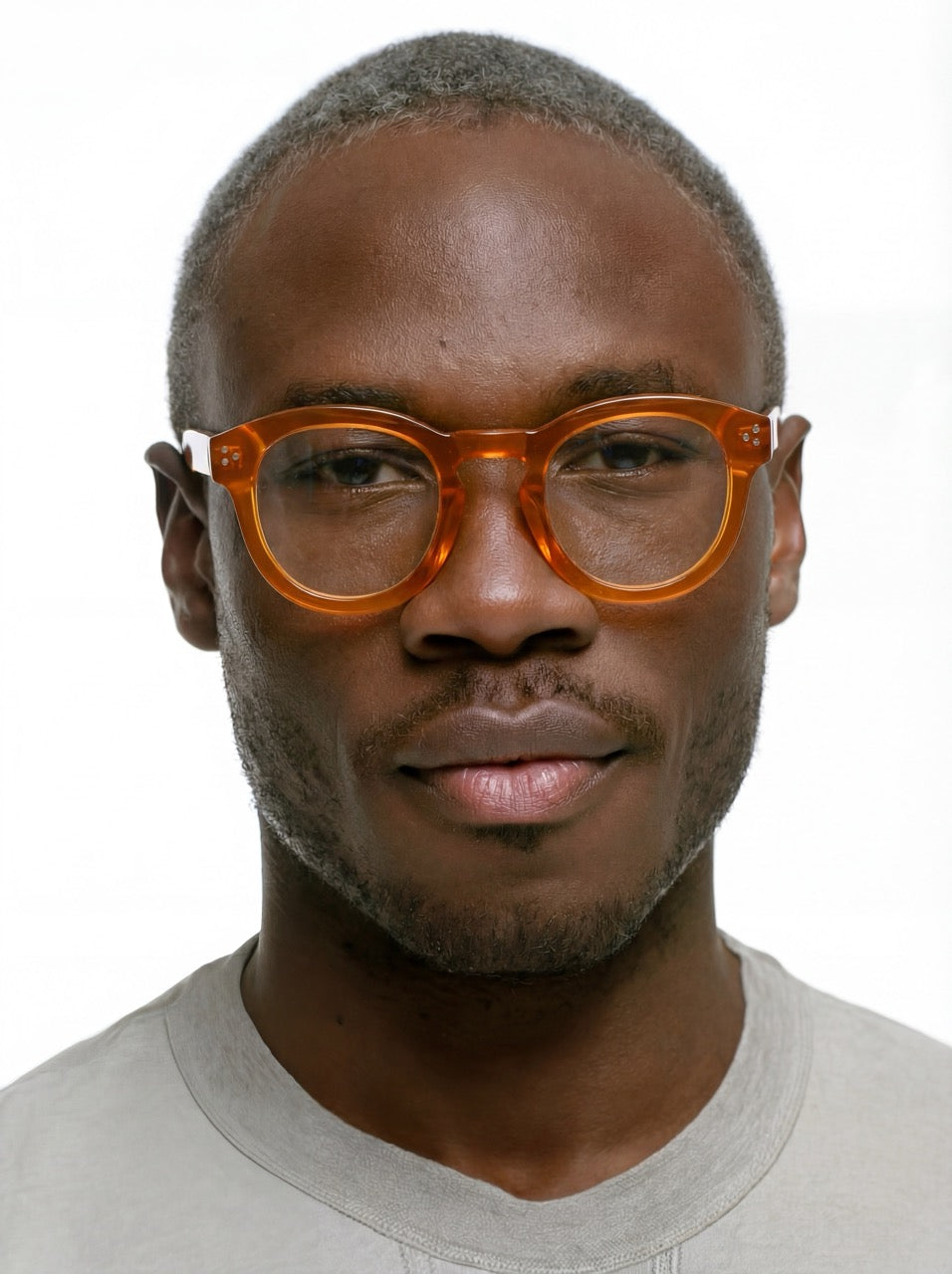 Mann trägt Bold Panto Brille Vilnius aus Acetat in Gelb