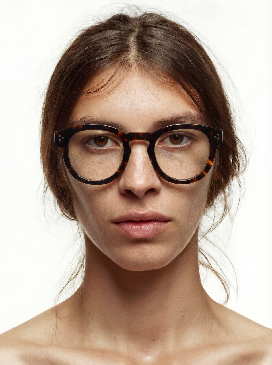 Dame trägt Bold Panto Brille Vilnius aus Acetat in Havana