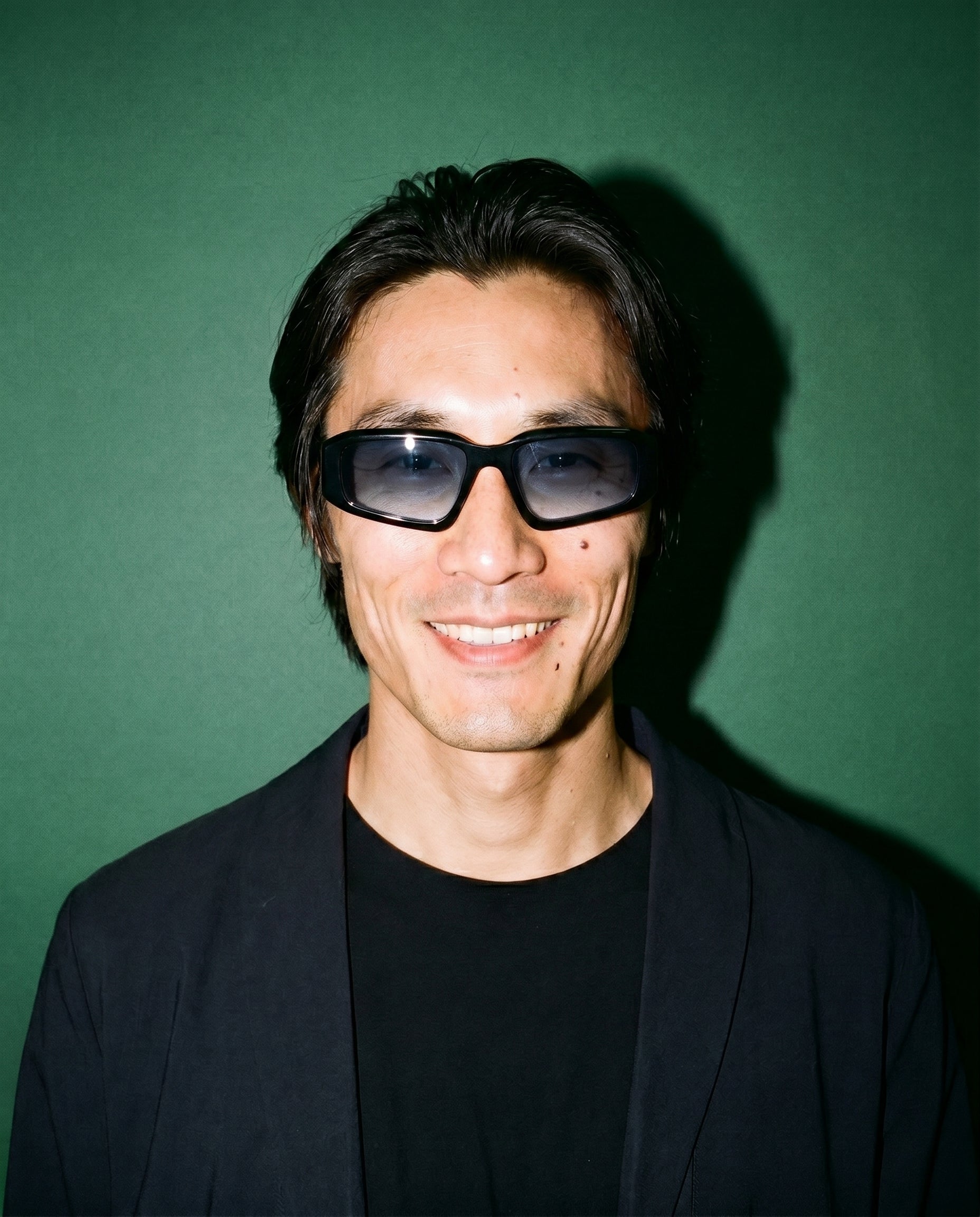 Bregenz Sonnenbrille in Midnight Black am Modell 1