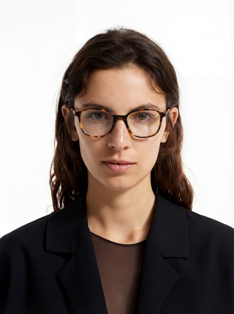 Dame trägt Brille Odense aus Acetat in Havana