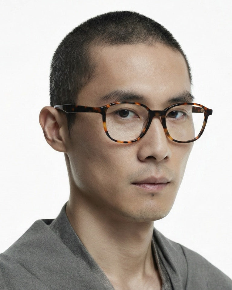 Mann trägt Brille Odense aus Acetat in Havana, Seitenansicht im Profil