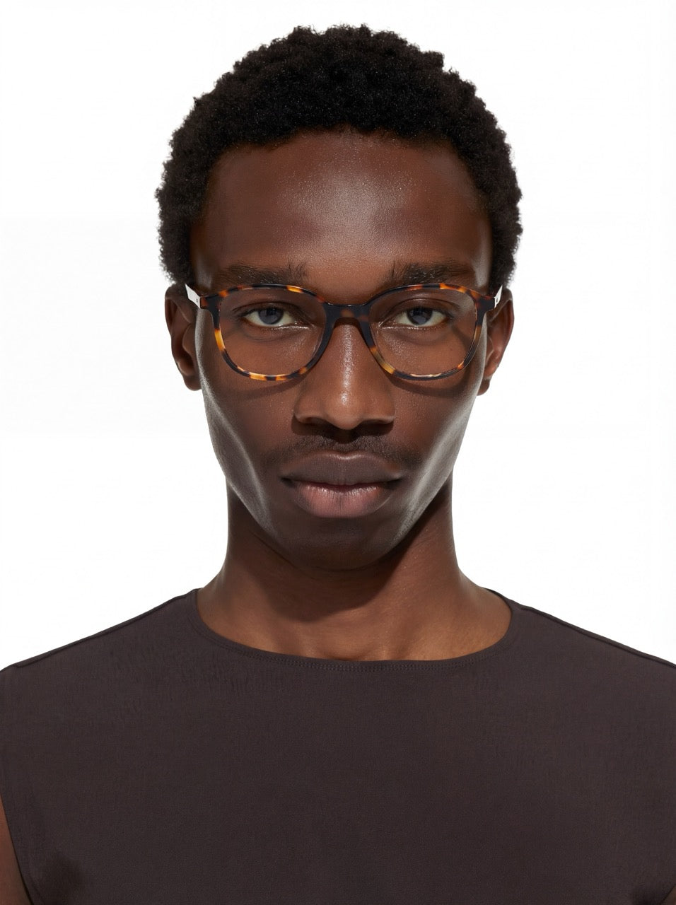 Mann trägt Brille Odense aus Acetat in Havana