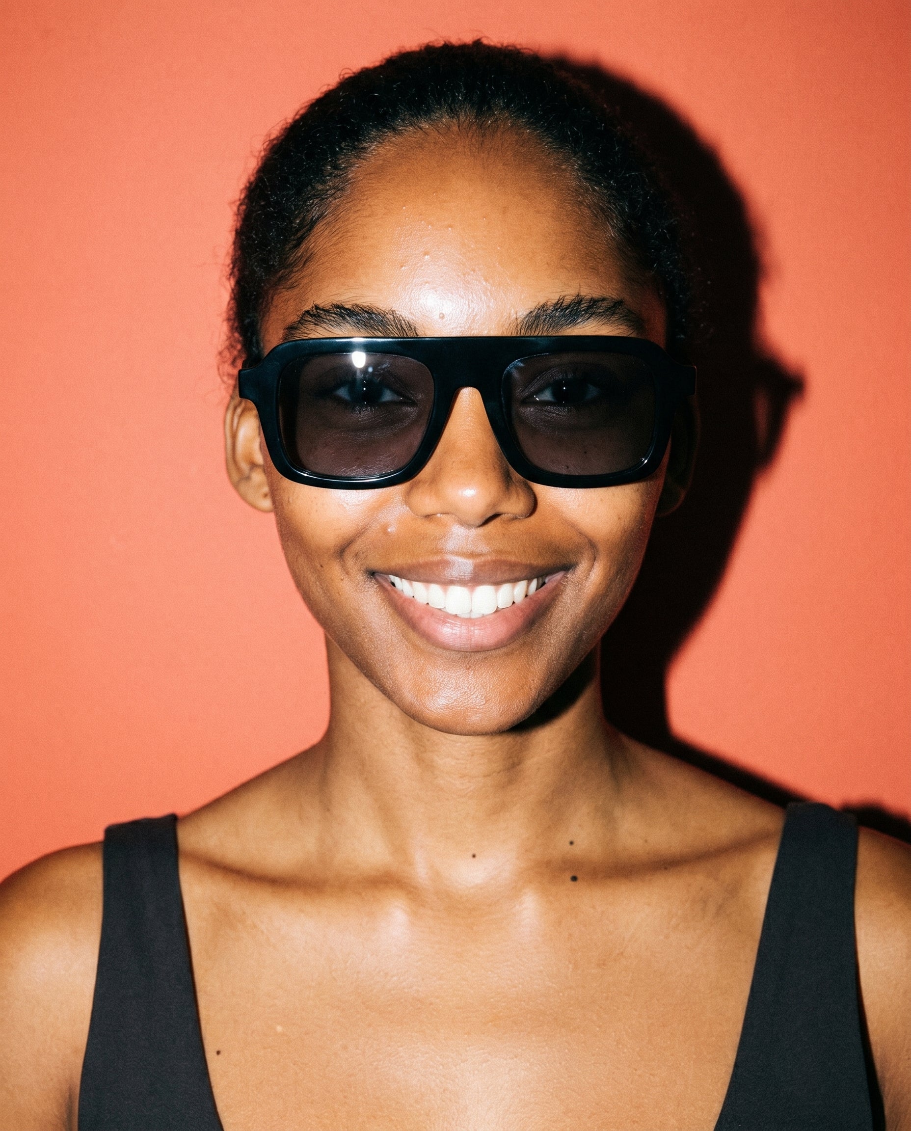 Capri Sonnenbrille in Midnight Black am Modell 1