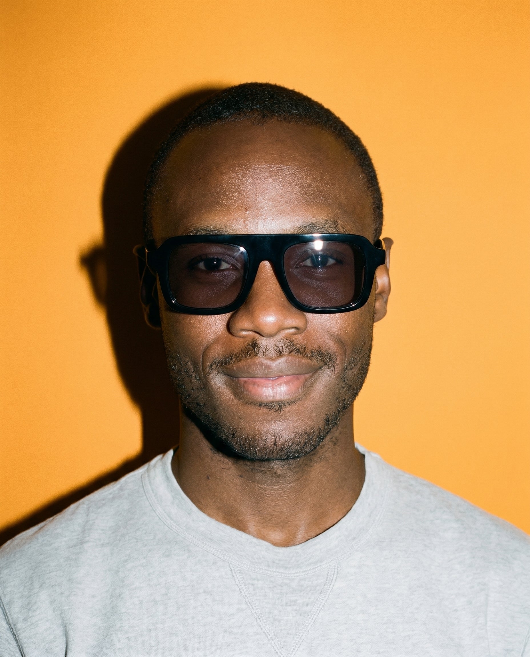 Capri Sonnenbrille in Midnight Black am Modell 2