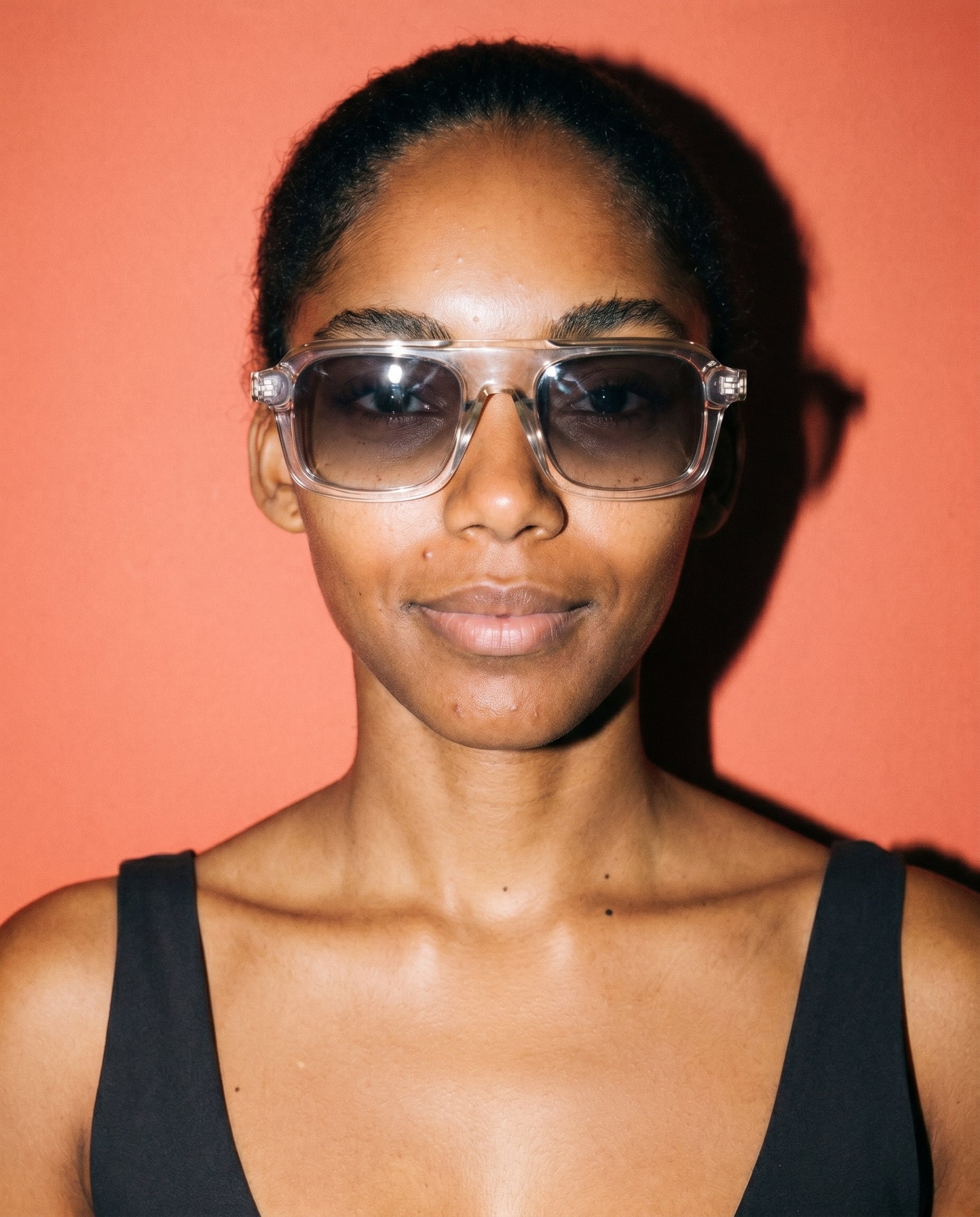 Capri Sonnenbrille in Rose Crystal am Modell 3