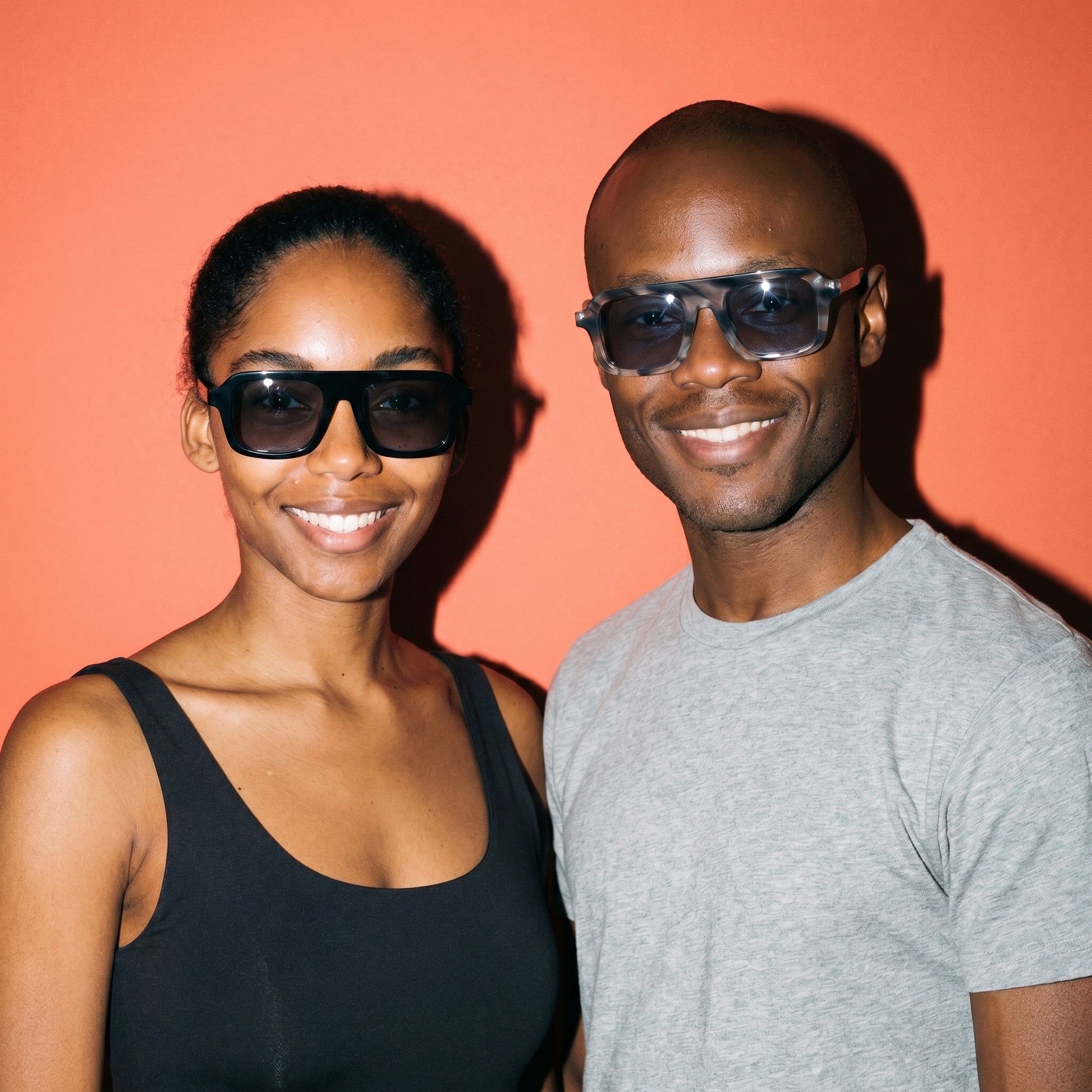 Capri Sonnenbrille in Midnight Black und Smoke Stripe am Modell 7