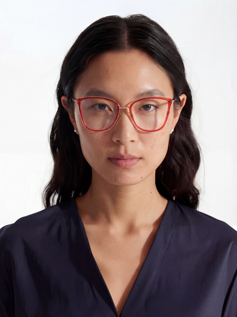 Dame trägt Cat Eye Brille Braga aus Metall und TR90 in Rot