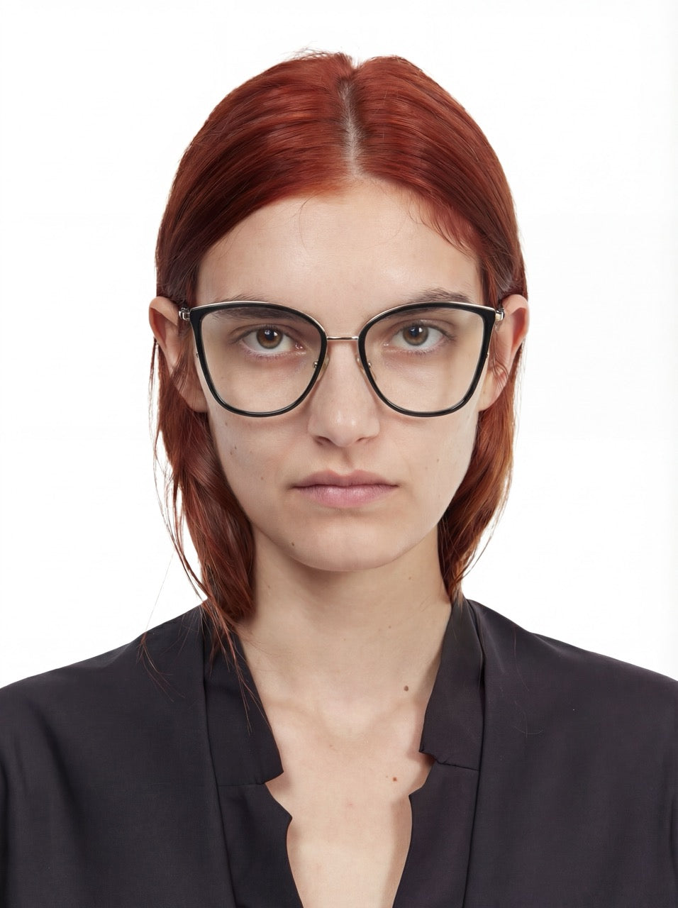 Dame trägt Cat Eye Brille Braga aus Metall und TR90 in Schwarz