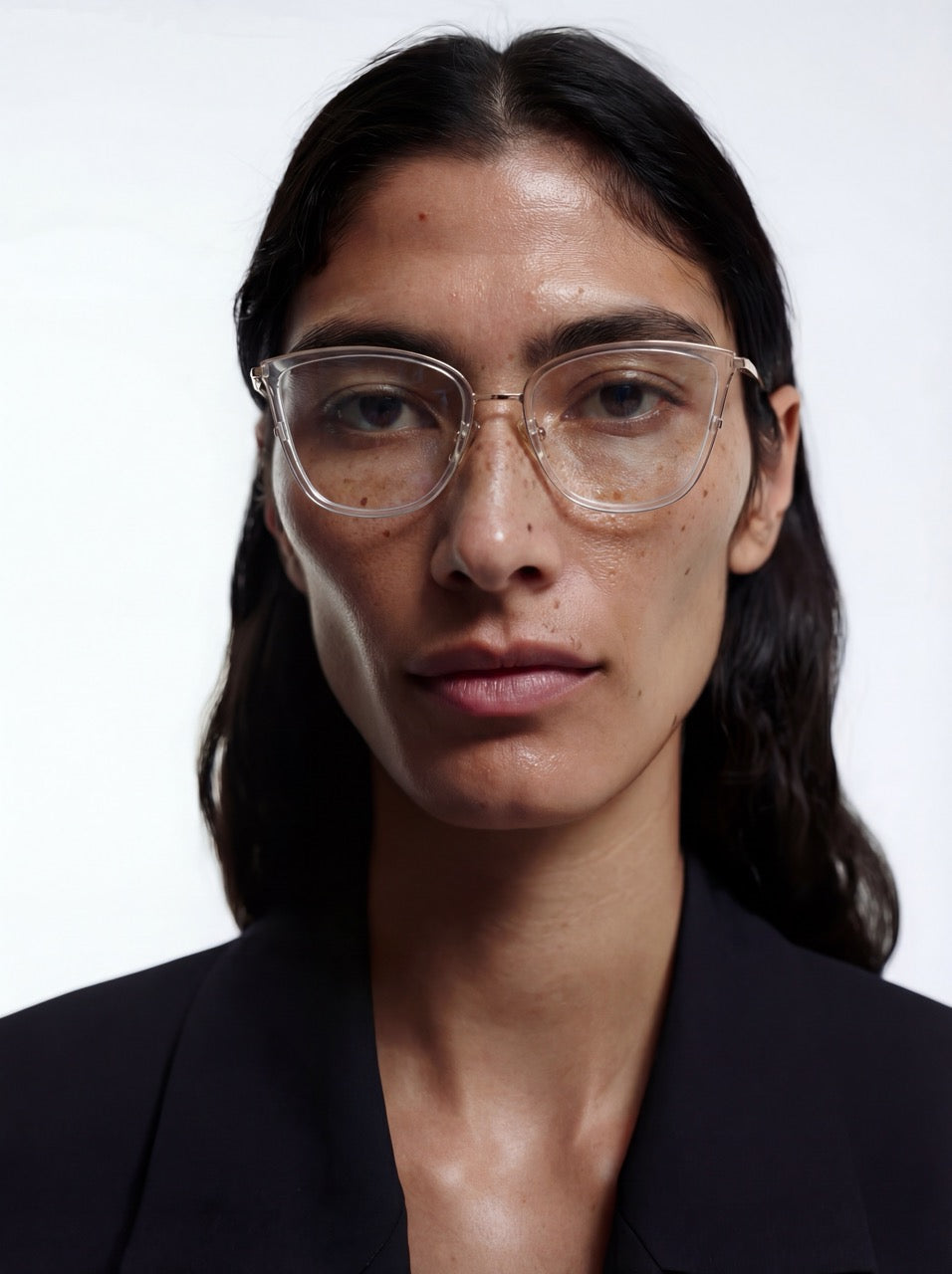 Dame trägt Cat Eye Brille Braga aus Metall und TR90 in Transparent