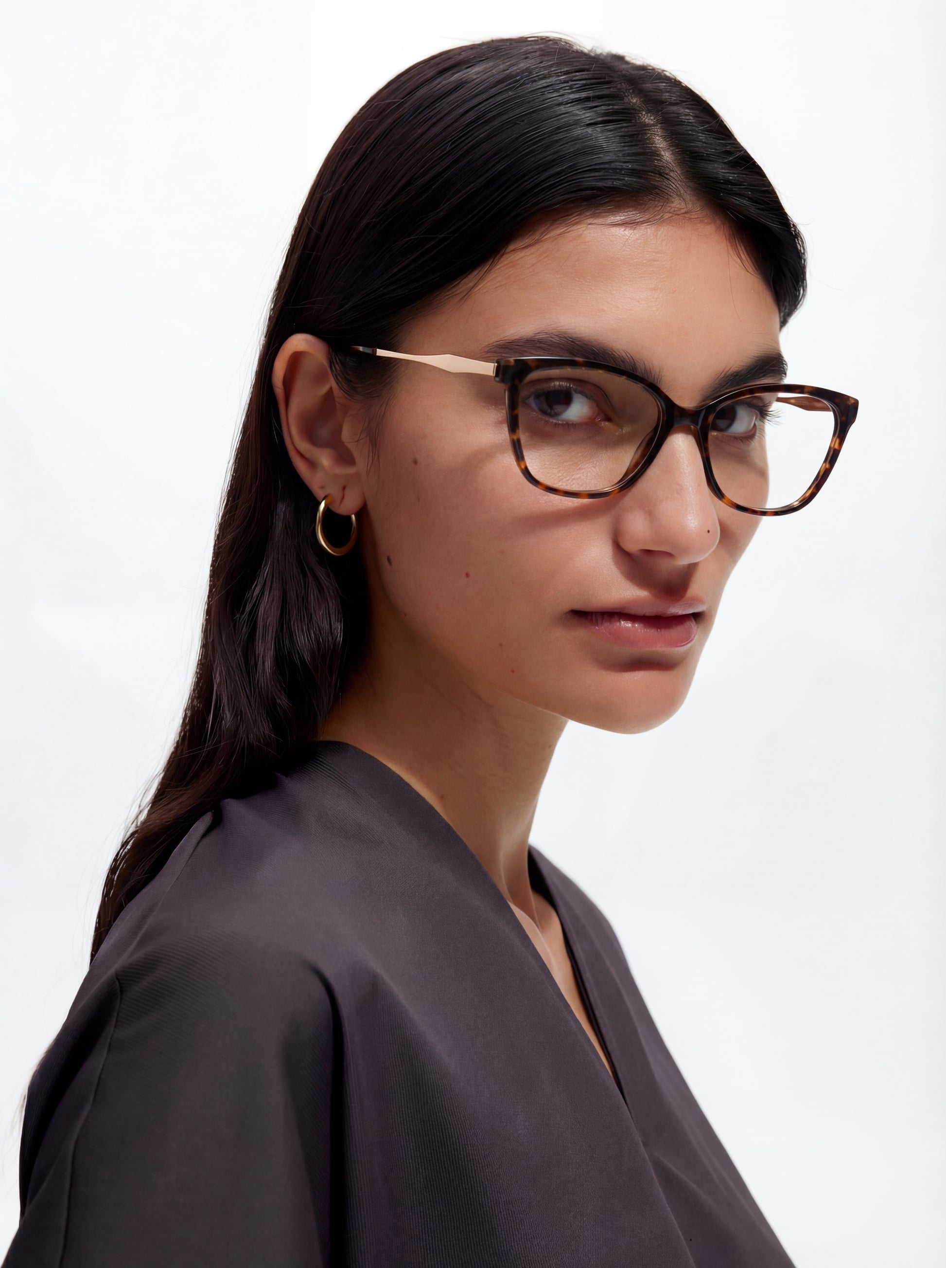 Dame trägt Cat Eye Brille Coimbra aus TR90 in Havana, Seitenansicht im Profil