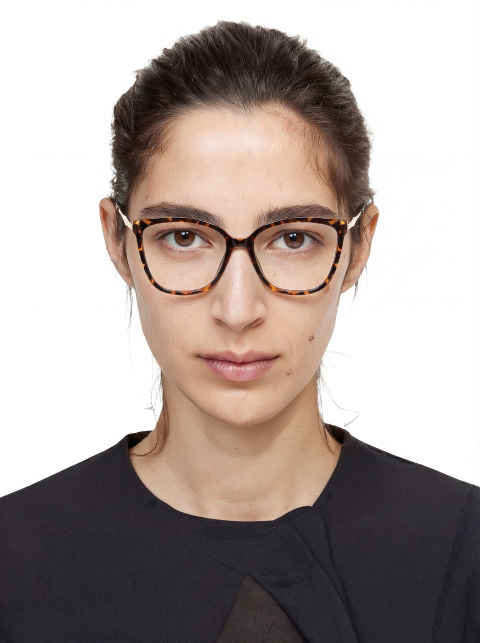Dame trägt Cat Eye Brille Coimbra aus TR90 in Havana
