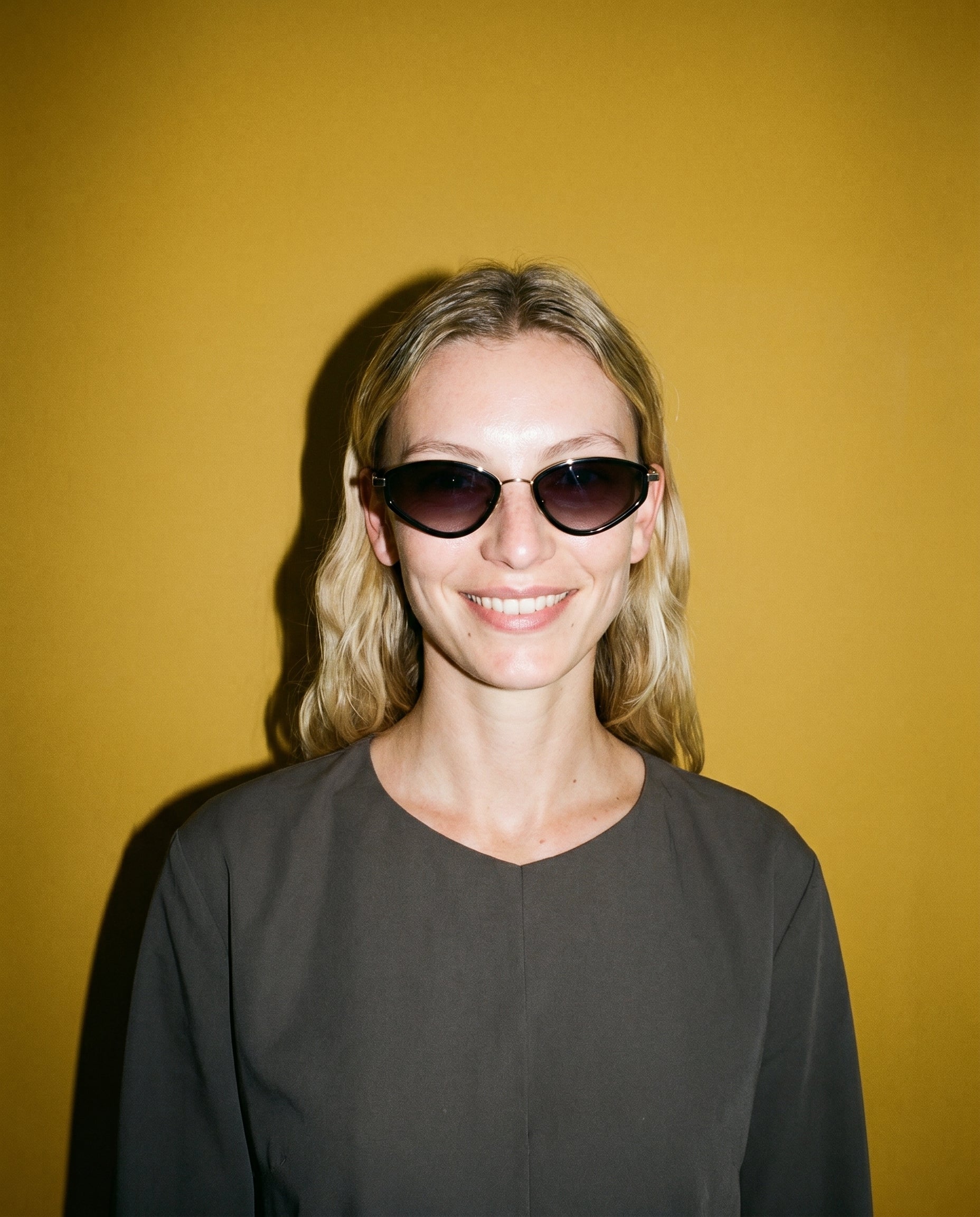 Eindhoven Sonnenbrille in Midnight Black am Modell 3