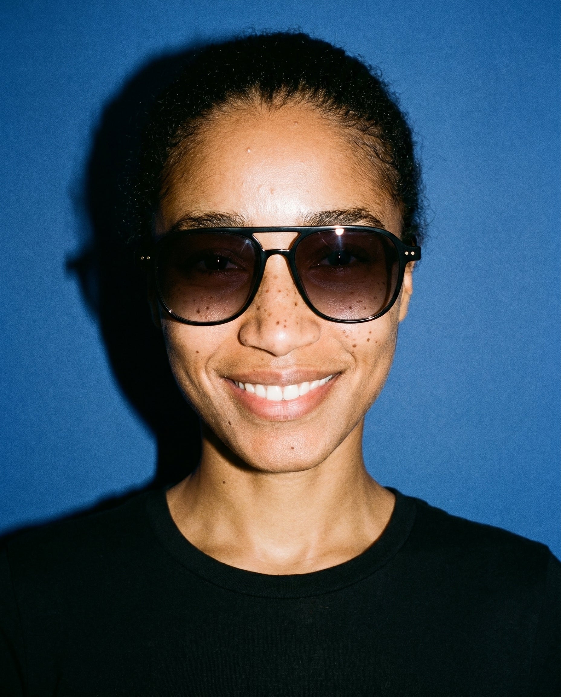 Faro Sonnenbrille in Midnight Black am Modell 1