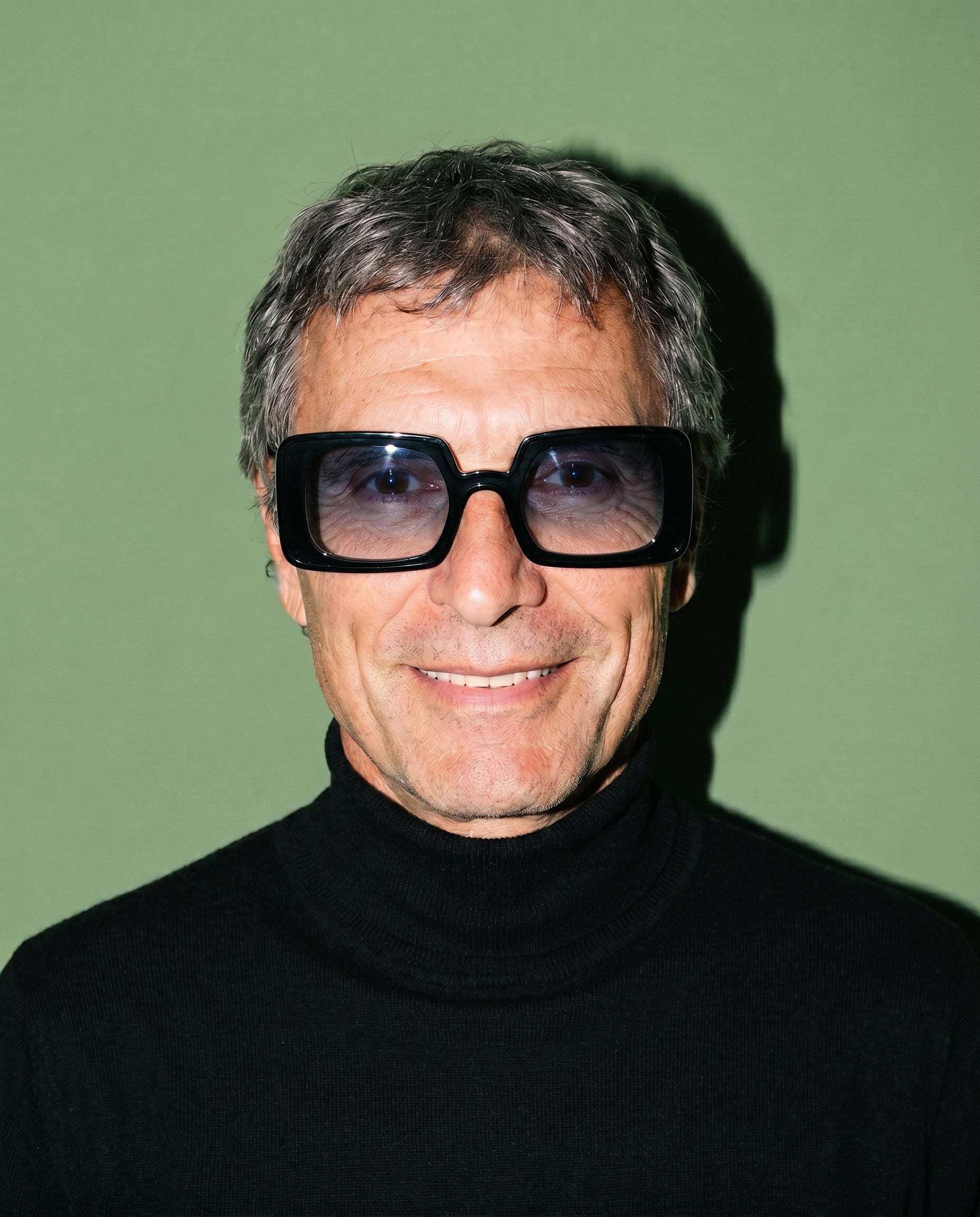 Haarlem Sonnenbrille in Stone Grey am Modell 1