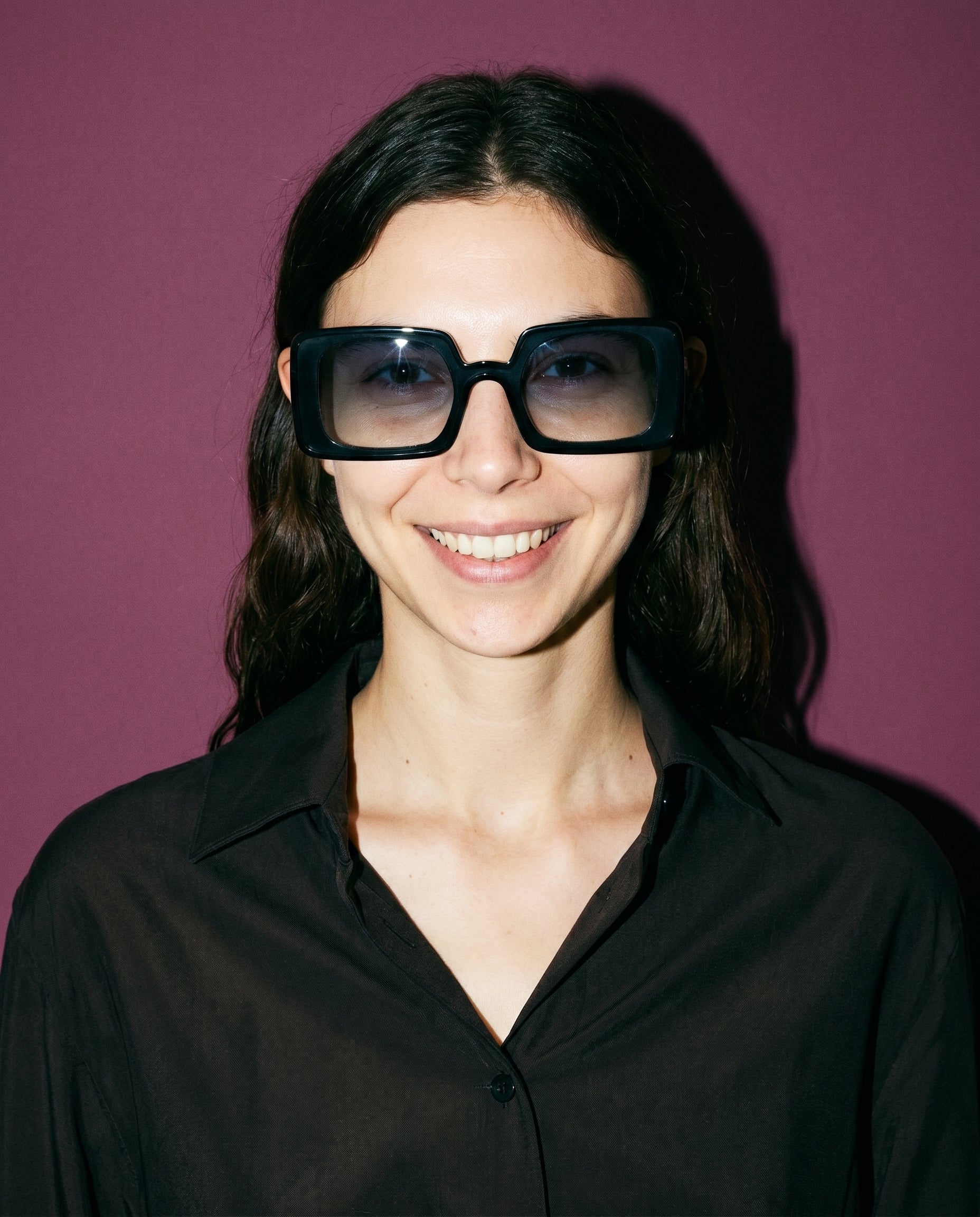 Haarlem Sonnenbrille in Stone Grey am Modell 2