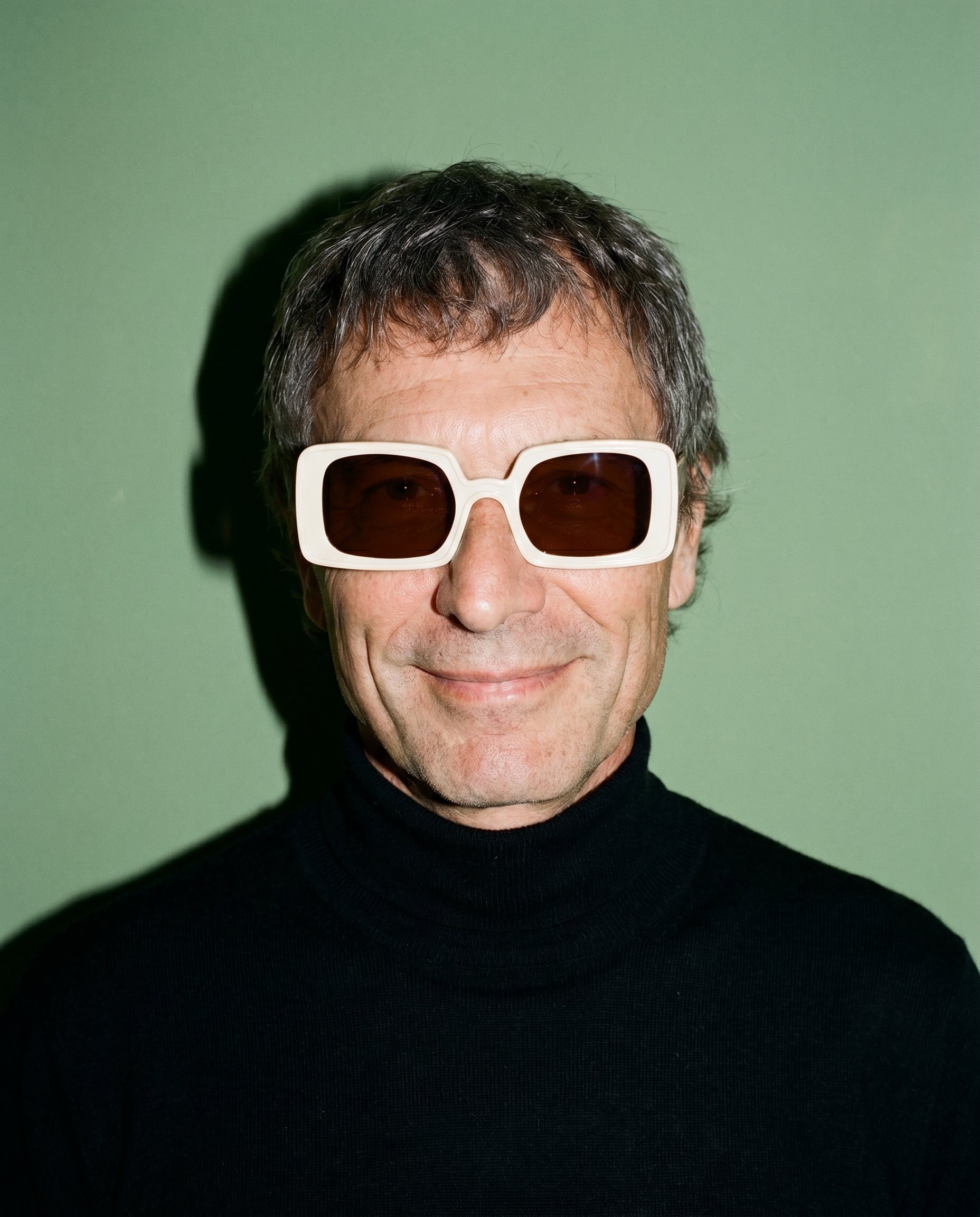 Haarlem Sonnenbrille in Sand Beige am Modell 5