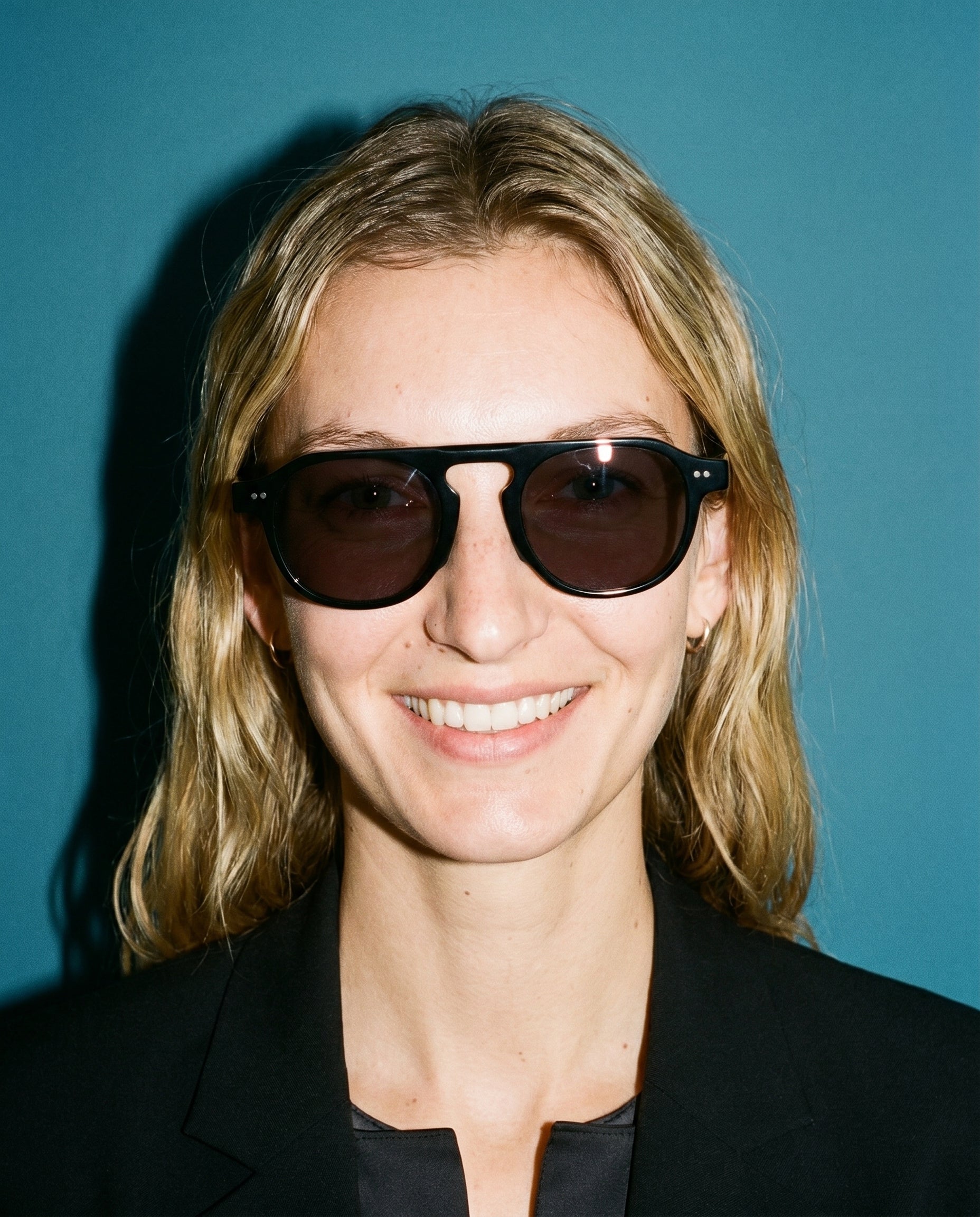 Nantes Sonnenbrille in Midnight Black am Modell 1