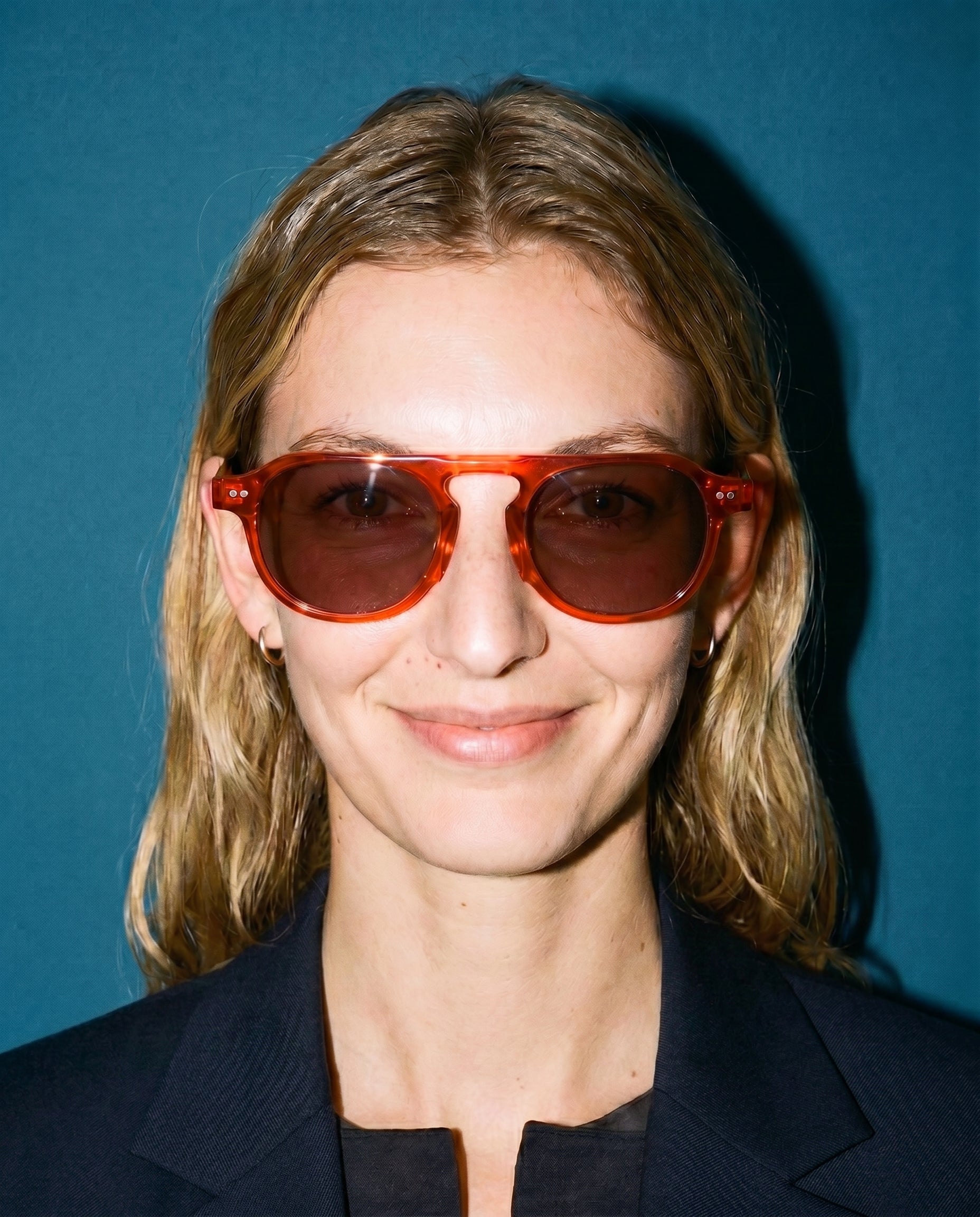 Nantes Sonnenbrille in Crimson Red am Modell 3