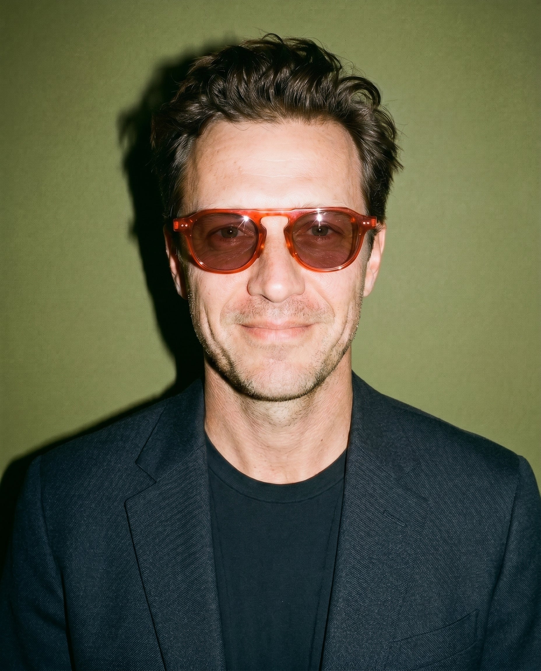 Nantes Sonnenbrille in Crimson Red am Modell 4