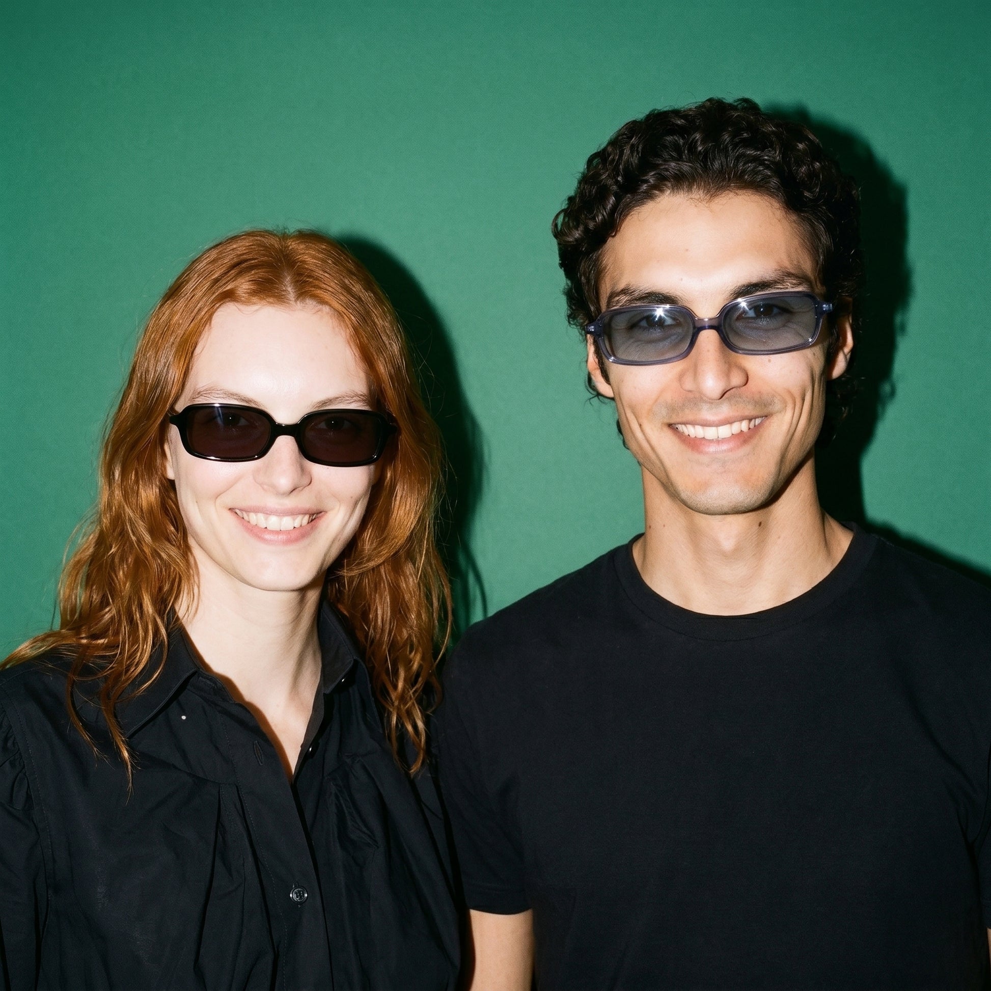Padua Sonnenbrille in Midnight Black und Cool Blue am Modell 9