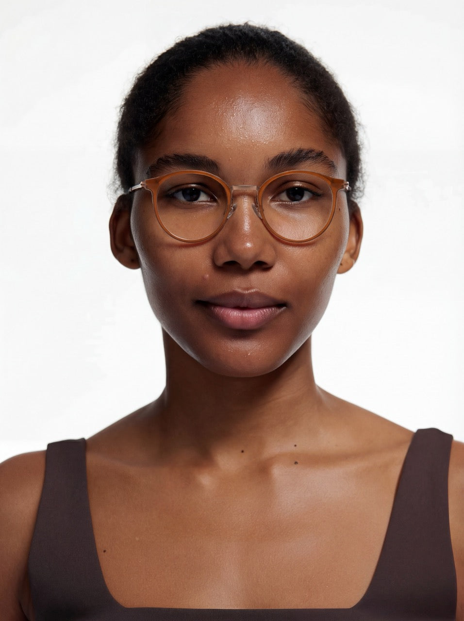 Dame trägt Panto Brille Antwerpen aus TR90 in Rostbraun