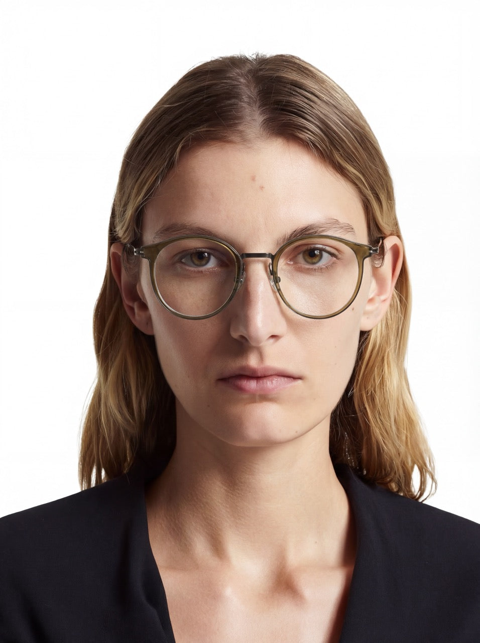 Dame trägt Panto Brille Antwerpen aus TR90 in Transparent Grün