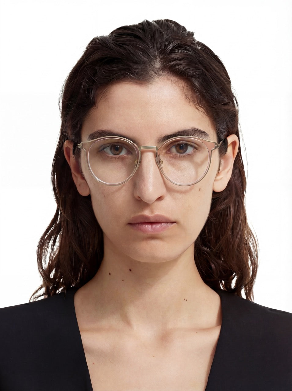 Dame trägt Panto Brille Antwerpen aus TR90 in Transparent Pink