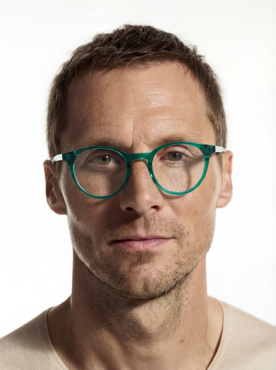 Mann trägt Panto Brille Brügge aus Acetat in Grün