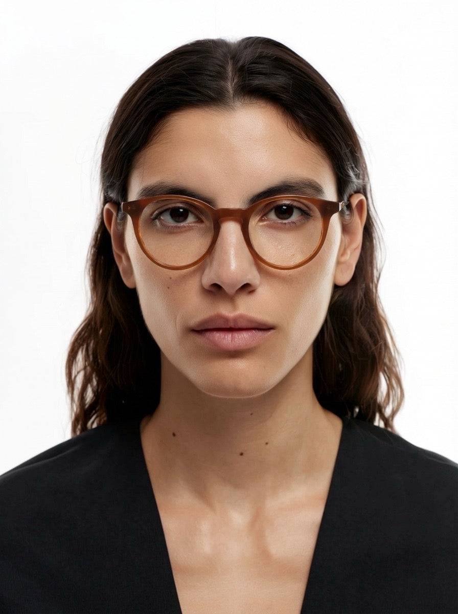 Dame trägt Panto Brille Brügge aus Acetat in Havana