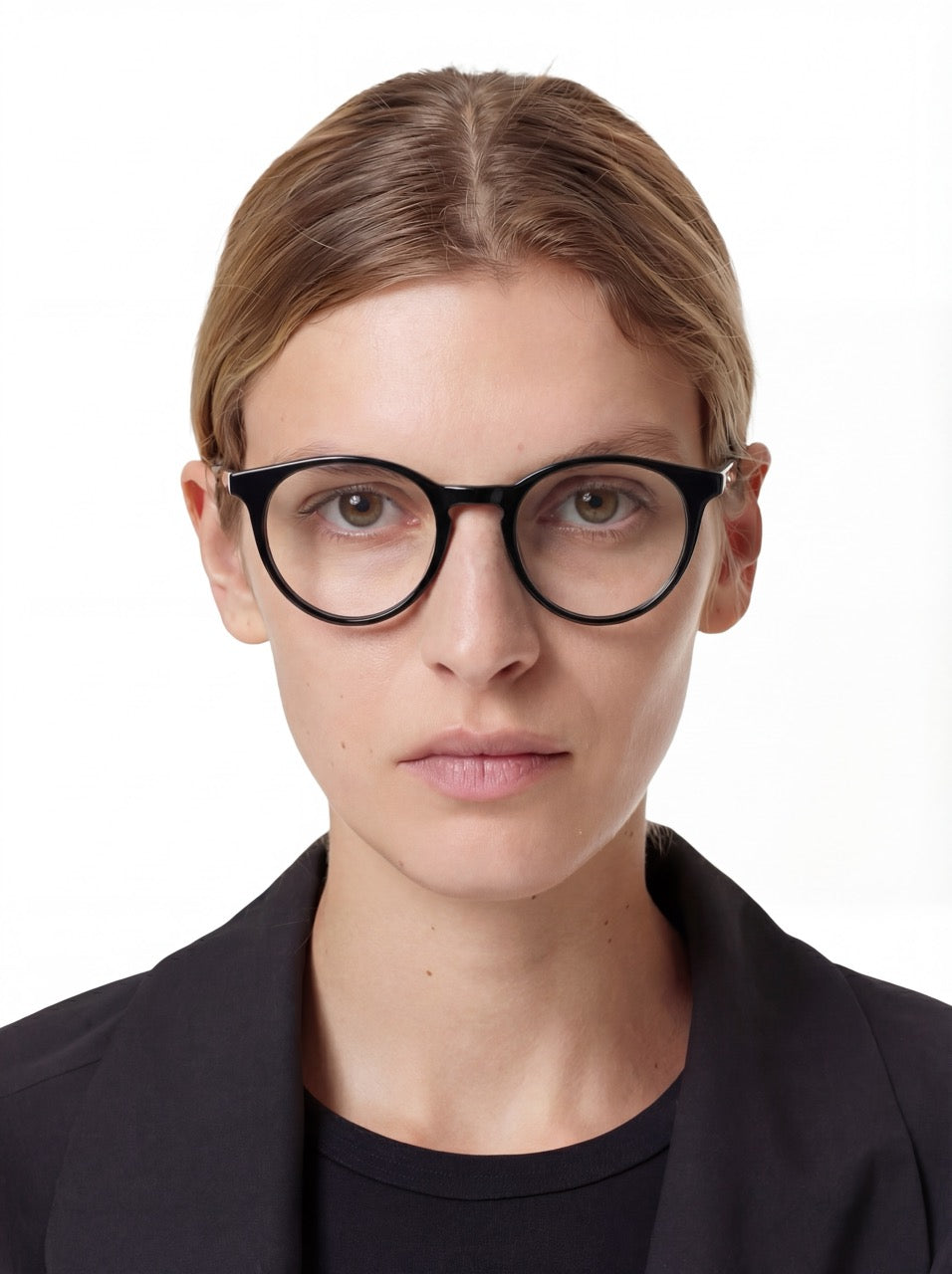 Dame trägt Panto Brille Brügge aus Acetat in Schwarz