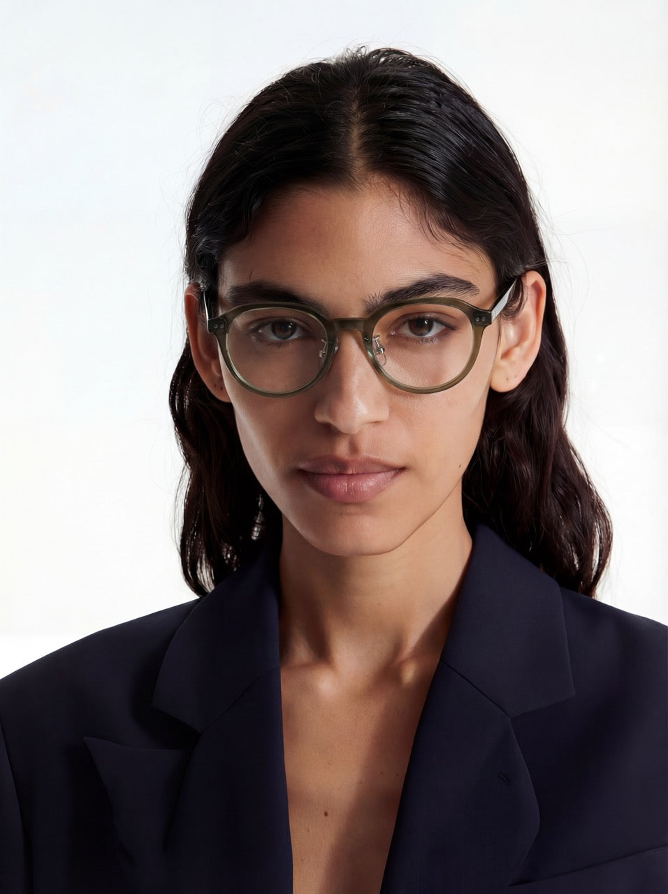 Dame trägt Panto Brille Dubrovnik aus Acetat in Grün