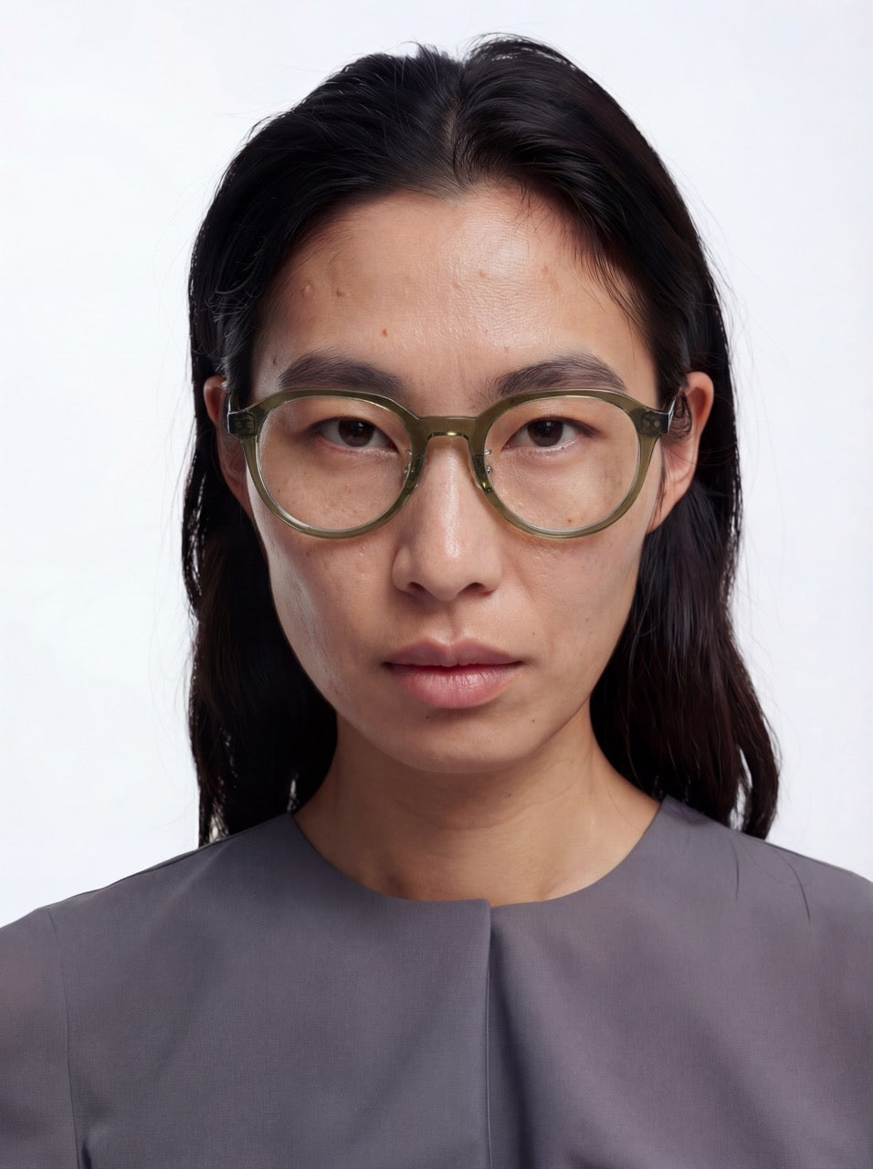 Dame trägt Panto Brille Dubrovnik aus Acetat in Grün