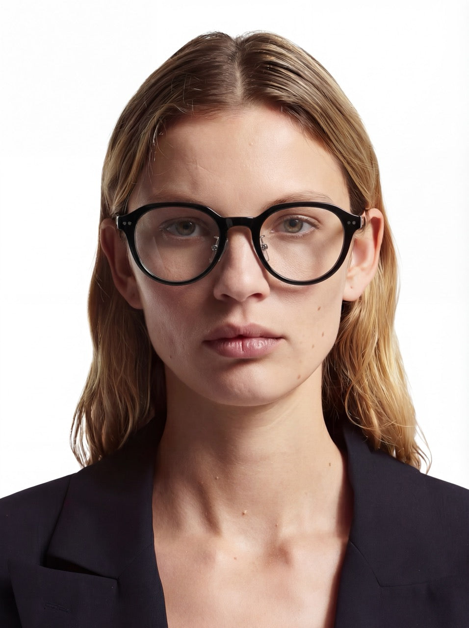 Dame trägt Panto Brille Dubrovnik aus Acetat in Schwarz