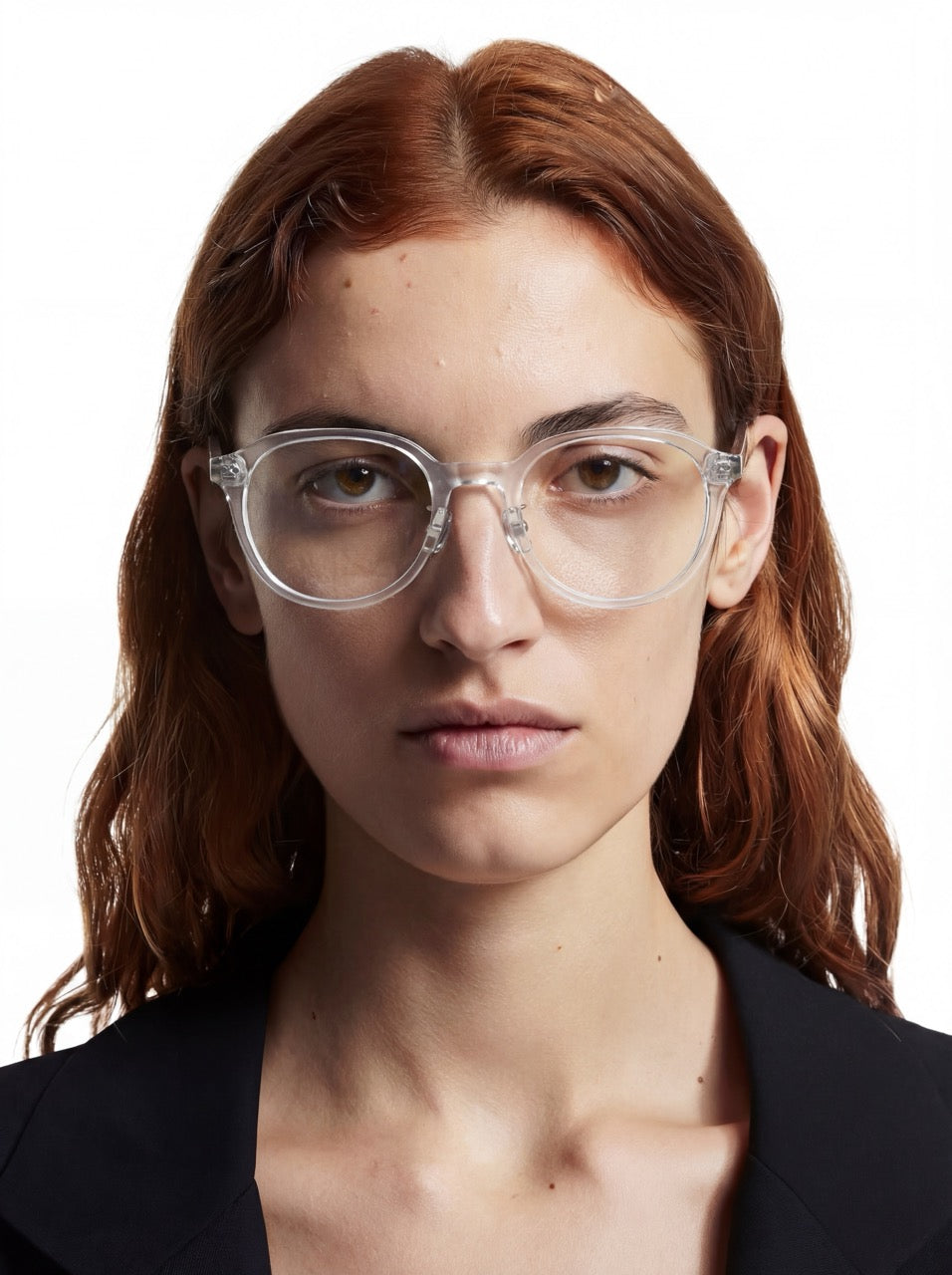 Dame trägt Panto Brille Dubrovnik aus Acetat in Transparent