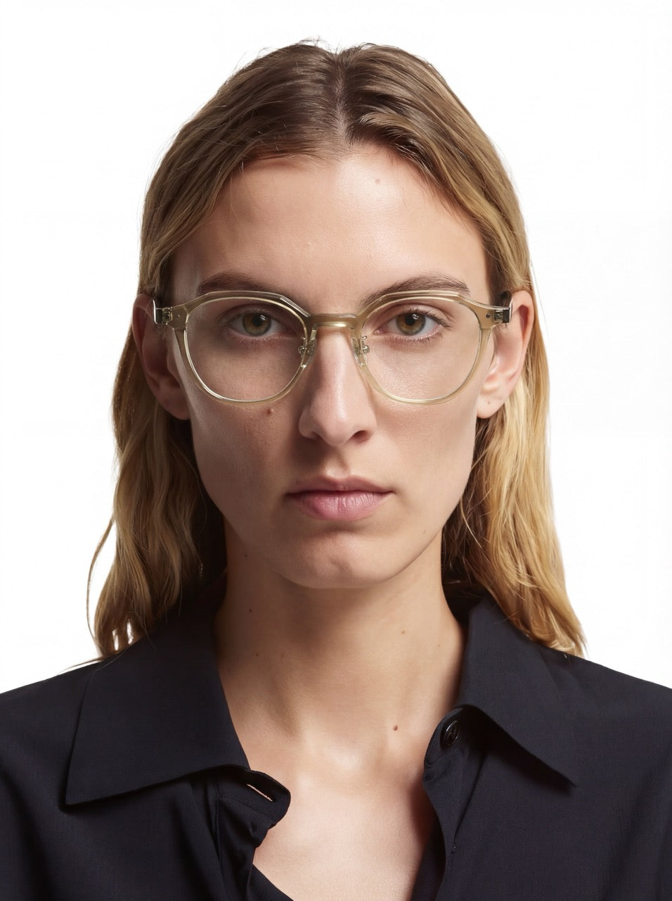 Dame trägt Panto Brille Gent aus TR90 und Acetat in Grün