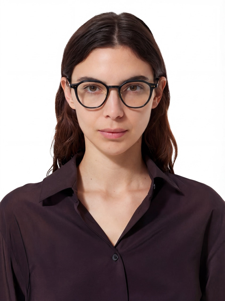 Dame trägt Panto Brille Gent aus TR90 und Acetat in Schwarz